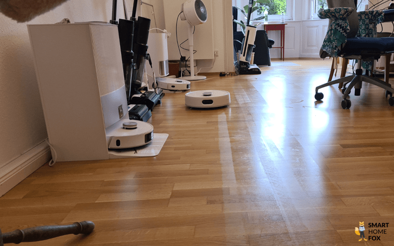 Das Extremwischtest-Ergebnis des SwitchBot S10 auf dem Laminatboden ist zu sehen.